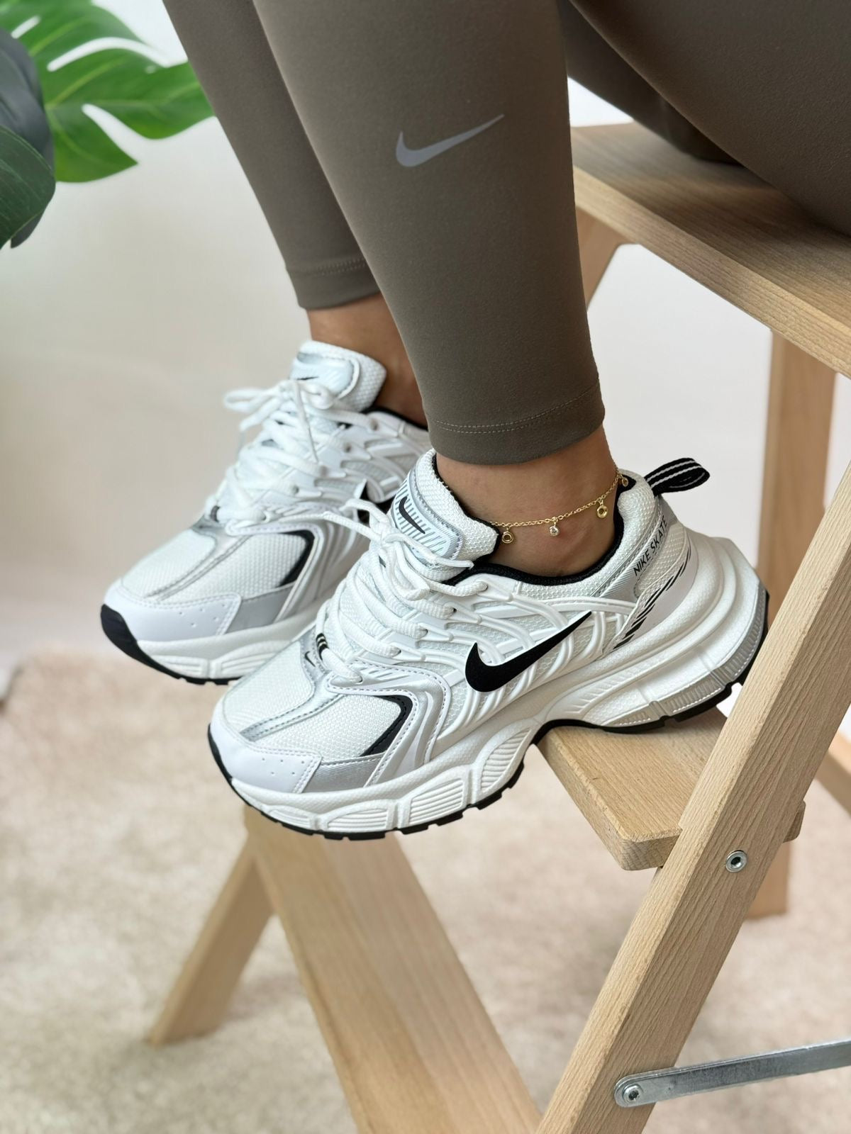 NIKE STAKE